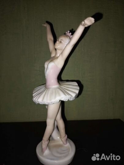 Статуэтка фарфор