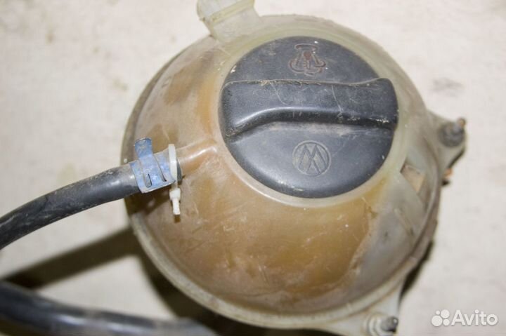 Бачок омывателя VW Passat B3