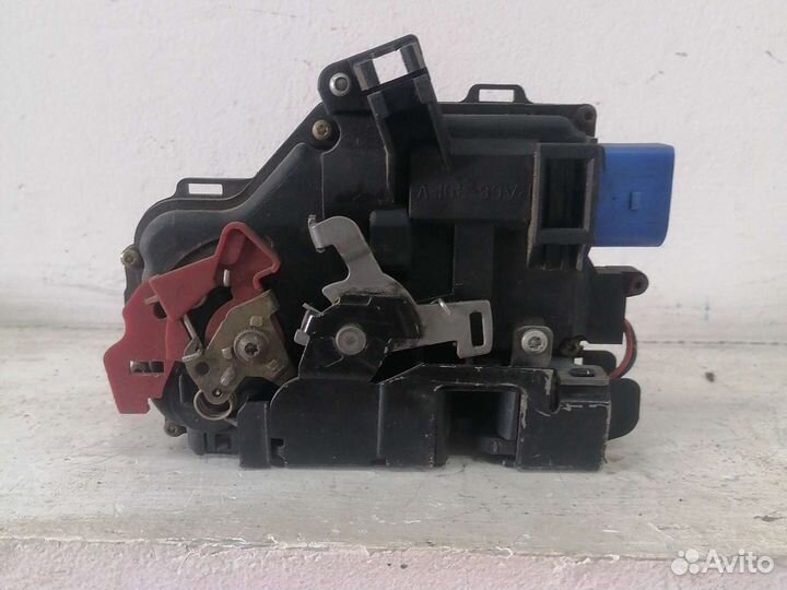 Замок двери передней левой Порш Кайен