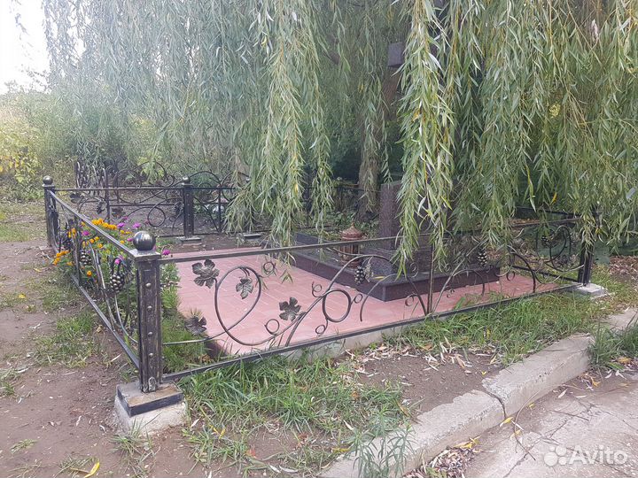 Ограды на кладбище.Кресты кованые.Лавочки,столики