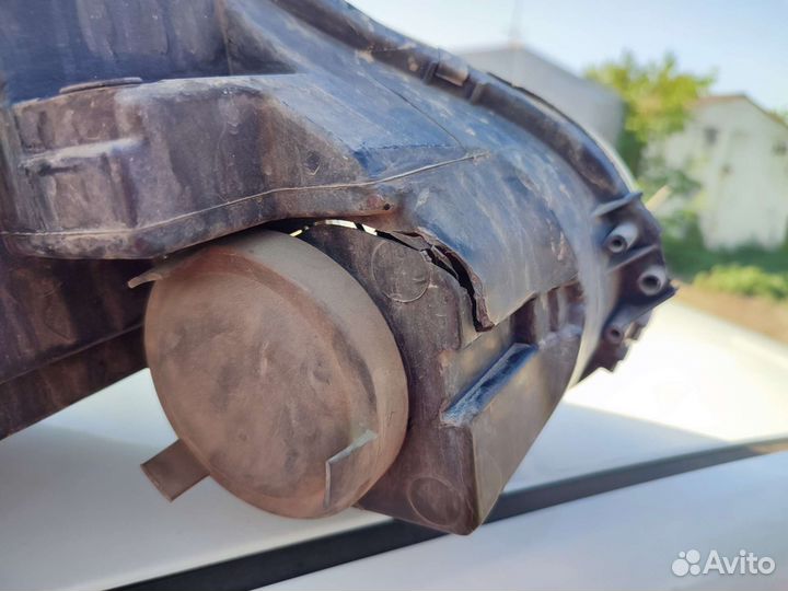 Разбитая фара левая Skoda Yeti