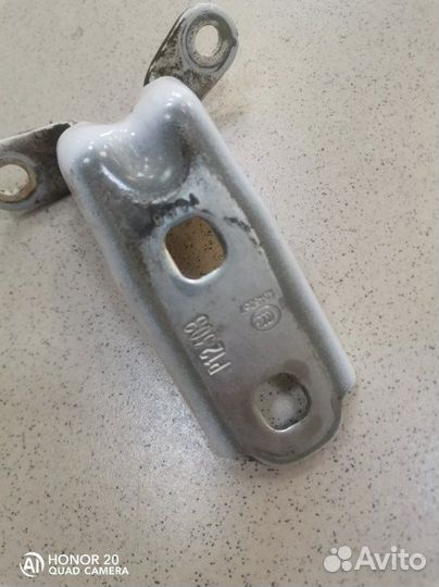Петля двери задняя правая Chevrolet Cruze F16D4