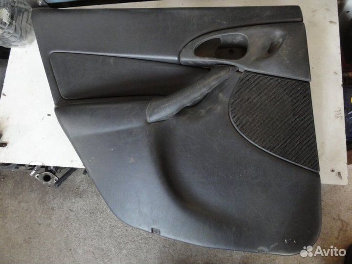 Обшивка двери задней левой Ford Focus седан 2.0