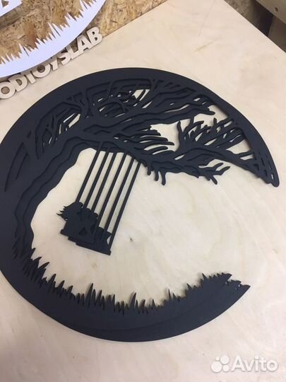 Панно Девочка на качелях