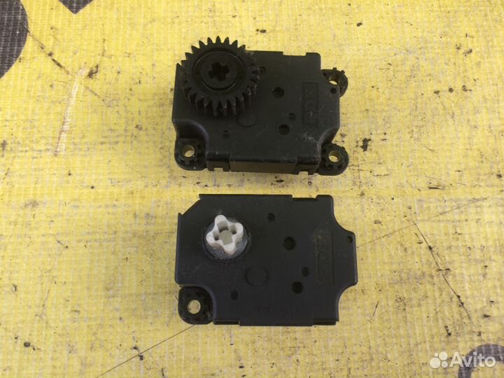 Моторчик заслонки отопителя Opel Astra H