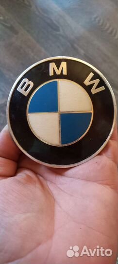 Эмблема BMW на капот