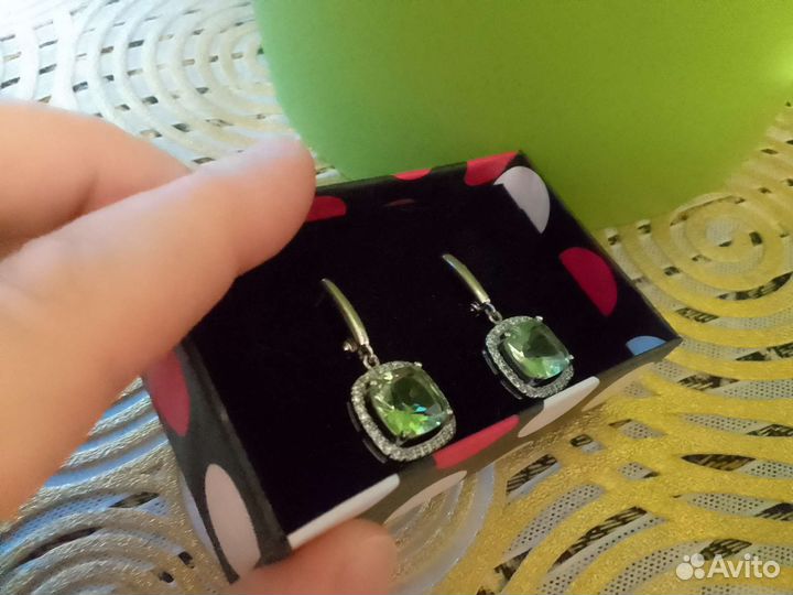 Серьги из серебра с камнем хризолит