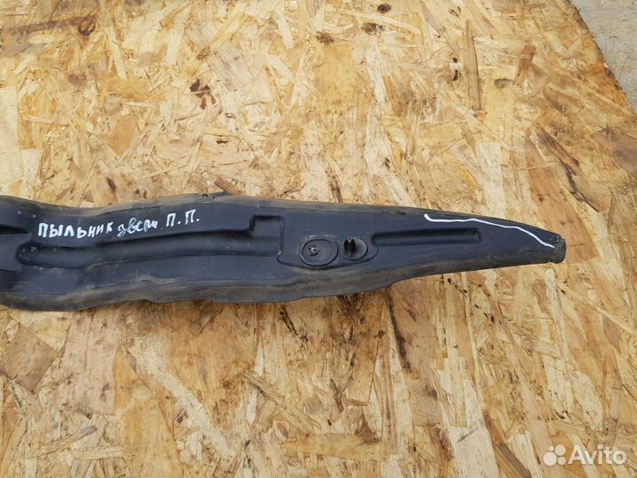 Пыльник переднего крыла правый Citroen C4 B7