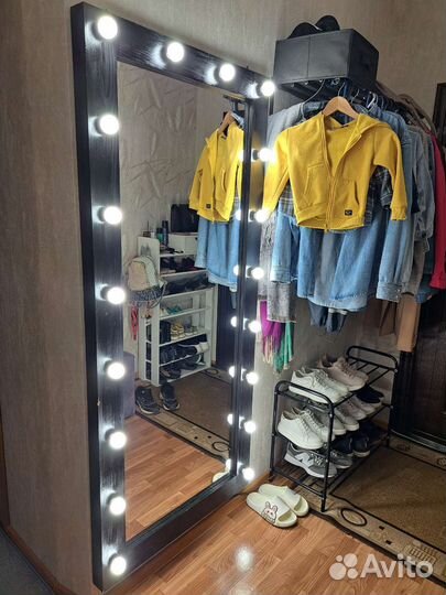 Гримерное зеркало с лампочками