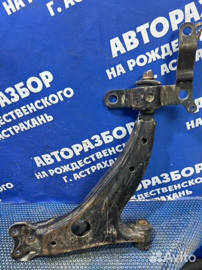 Передний левый рычаг Toyota Sprinter седан 1994