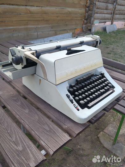 Печатная пишущая машинка