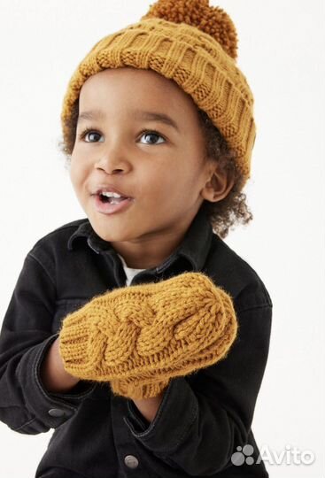 Шапка и варежки Next в наличии