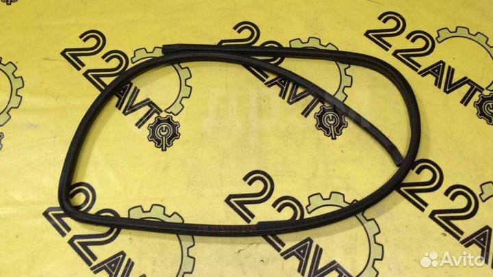 Уплотнитель проема двери передний левый Toyota Ist