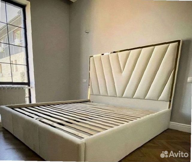 Кровать двуспальная с мягким изголовьем