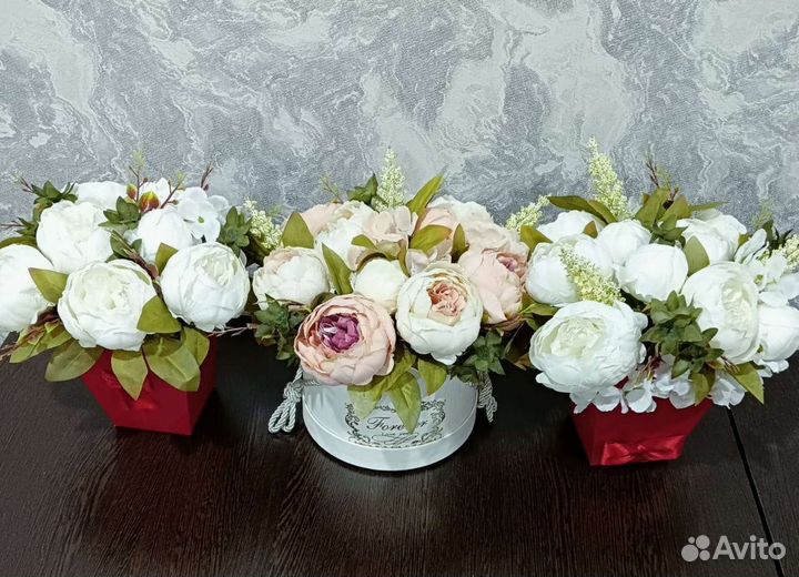 Композиция из искусственных цветов