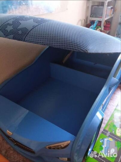 Детская кровать машина