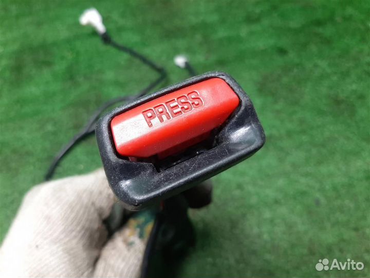 Замок ремня безопасности передний левый Mitsubish