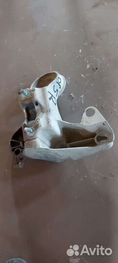 Кронштейн двигателя на Volkswagen Passat B5