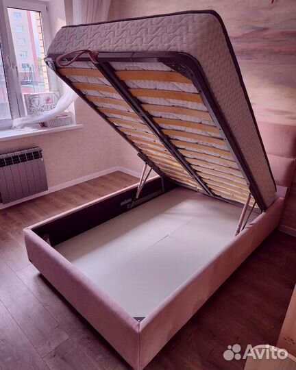 Белая кровать