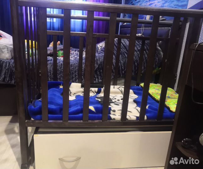 Кроватка детская с маятником