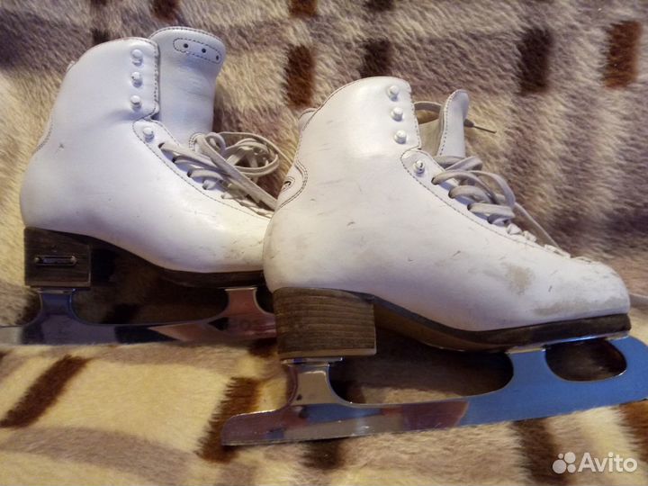 Продаю профессиональные фигурные коньки