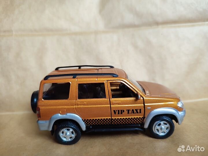 Модель автомобиля UAZ patriot VIP такси 1:43:43