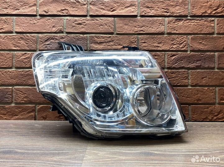 Фара правая Mitsubishi Pajero 4 2007-2021 Ксенон