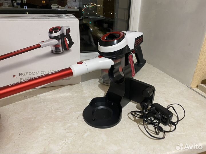 Вертикальный пылесос redmond RV-UR370