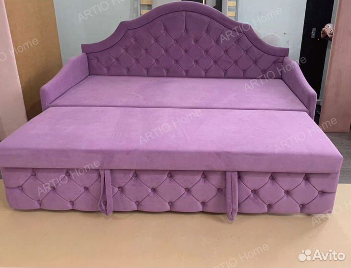 Кровать с мягкой спинкой