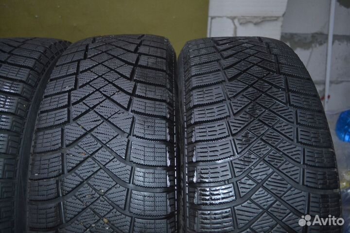 Pirelli Ice Zero FR 215/55 R18 99H