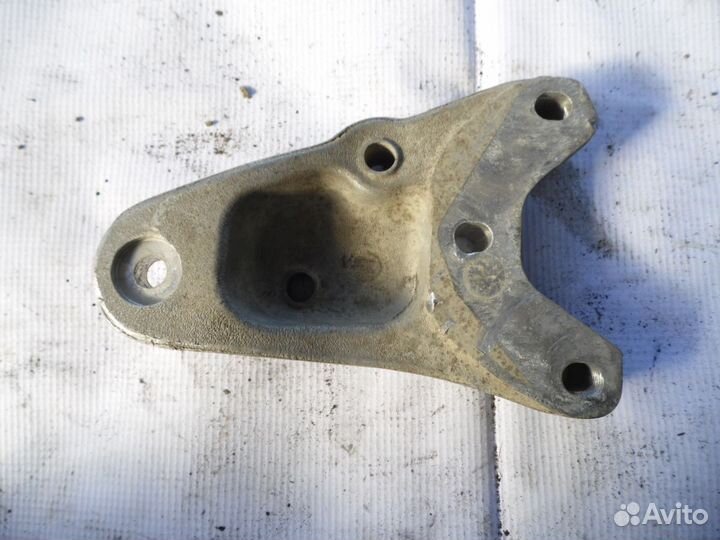 Кронштейн двигателя правый Skoda Fabia 2007-2015