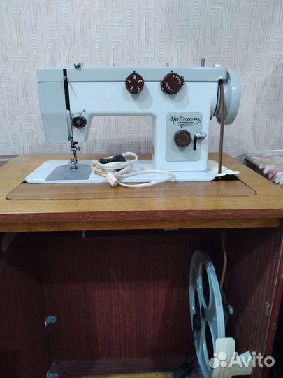 Швейная машинка чайка,стол тумба
