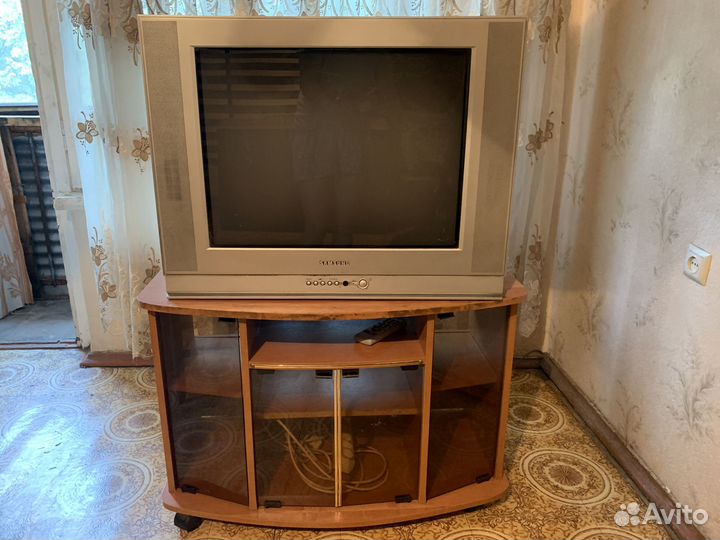 Телевизор Samsung и тумба