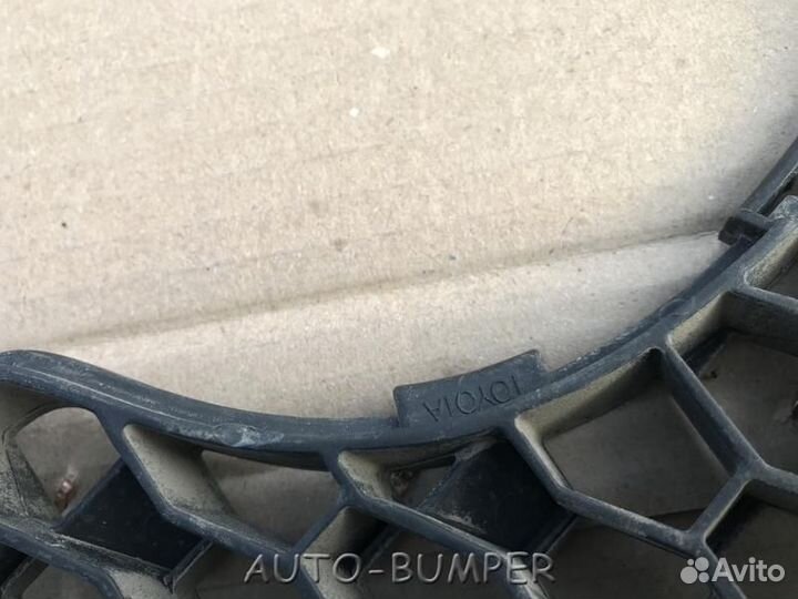 Toyota Yaris 2005- Решетка радиатора