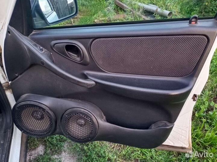 Обшивки дверей нива шевроле