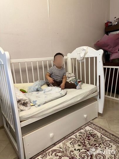 Детская кроватка с маятником и ящиком