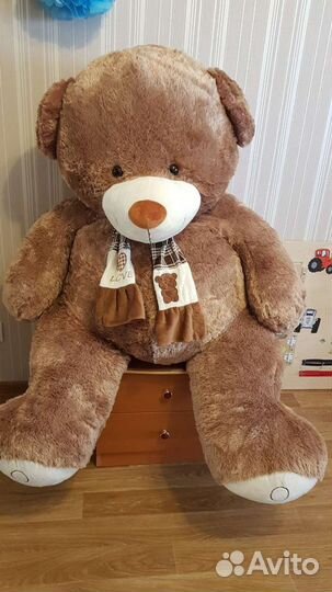 Большой плюшевый медведь