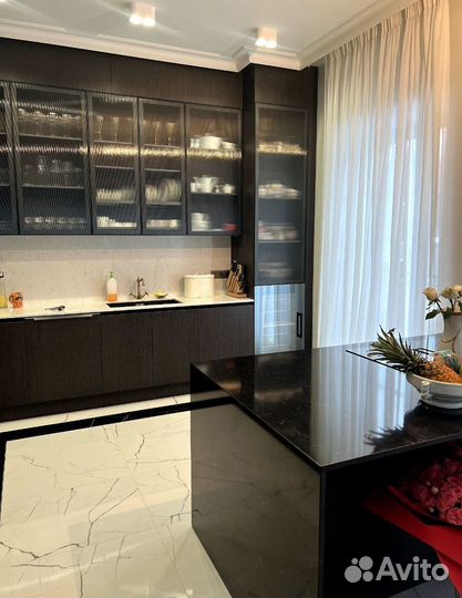 Кухня встроенная с островком