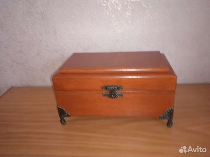 Деревянная шкатулка