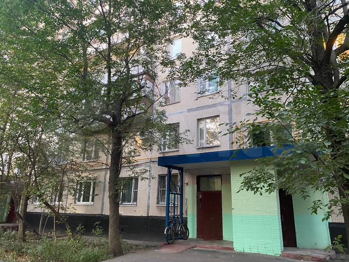 Доля в 3-к. квартире, 10 м², 1/9 эт.