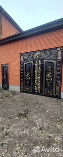 Ворота в Каспийске с деревом