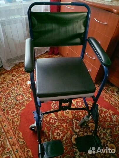 Кресло на колесах с горшком