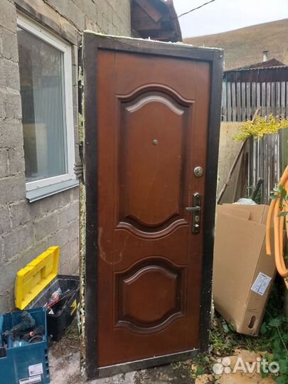 Дверь входная металлическая б/у