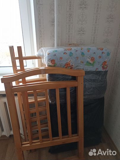 Детская кроватка с маятником и матрасом