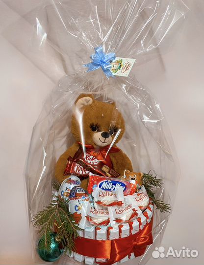 Сладкий подарок из киндеров Торт из киндеров