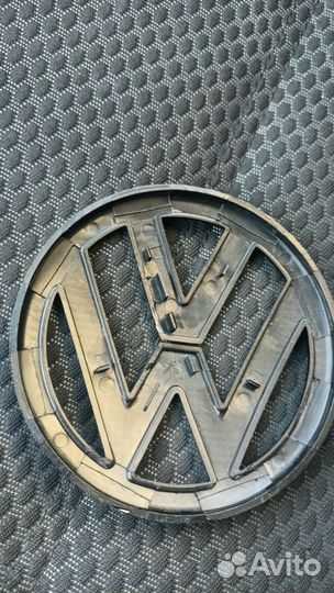 Передний значок, эмблема на Volkswagen Polo