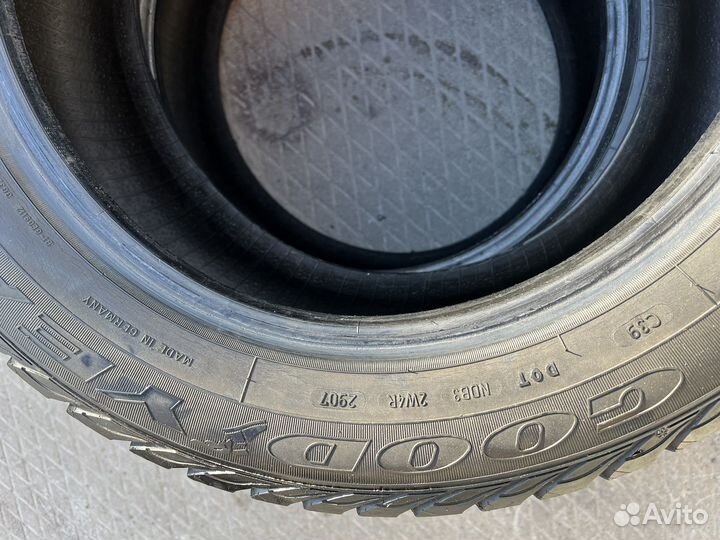 Goodyear UltraGrip Extreme 215/55 R16 92H