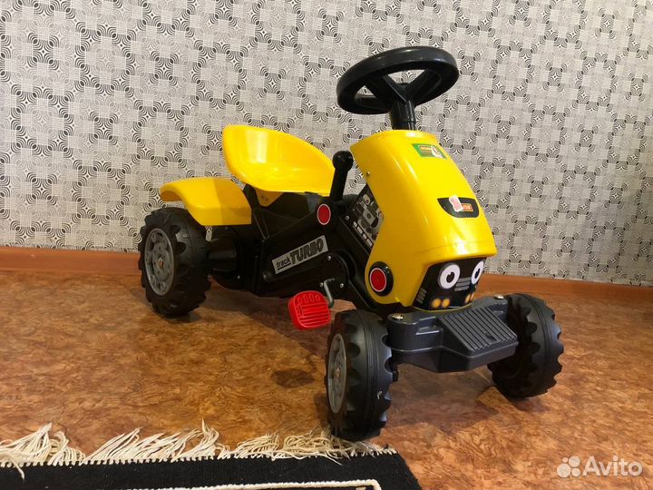 Детский трактор с педалями