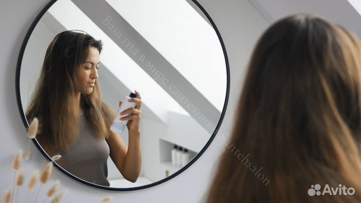 Круглое зеркало в черной раме Кальби