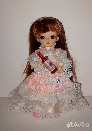 Куколка-шатенка, 16 см, с комплектом одежды